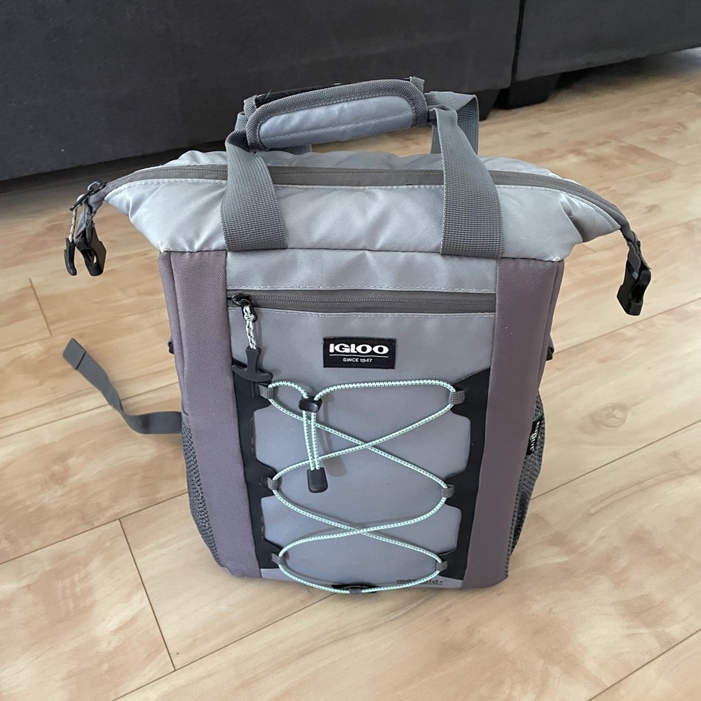 Igloo Max Voyager 18 Can Backpack Cooler with Snapdown Design, Gray